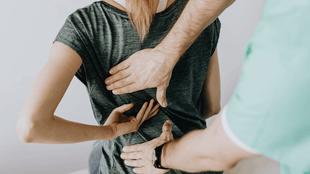 An educational image used in ViViRA’s marketing and communication materials to illustrate professional guidance for back pain treatment and posture assessment. Designed to support trust, expertise, and medical credibility across campaigns and landing pages.